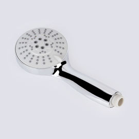 Testa di doccia tenuta in mano del bagno di plastica dell'ABS